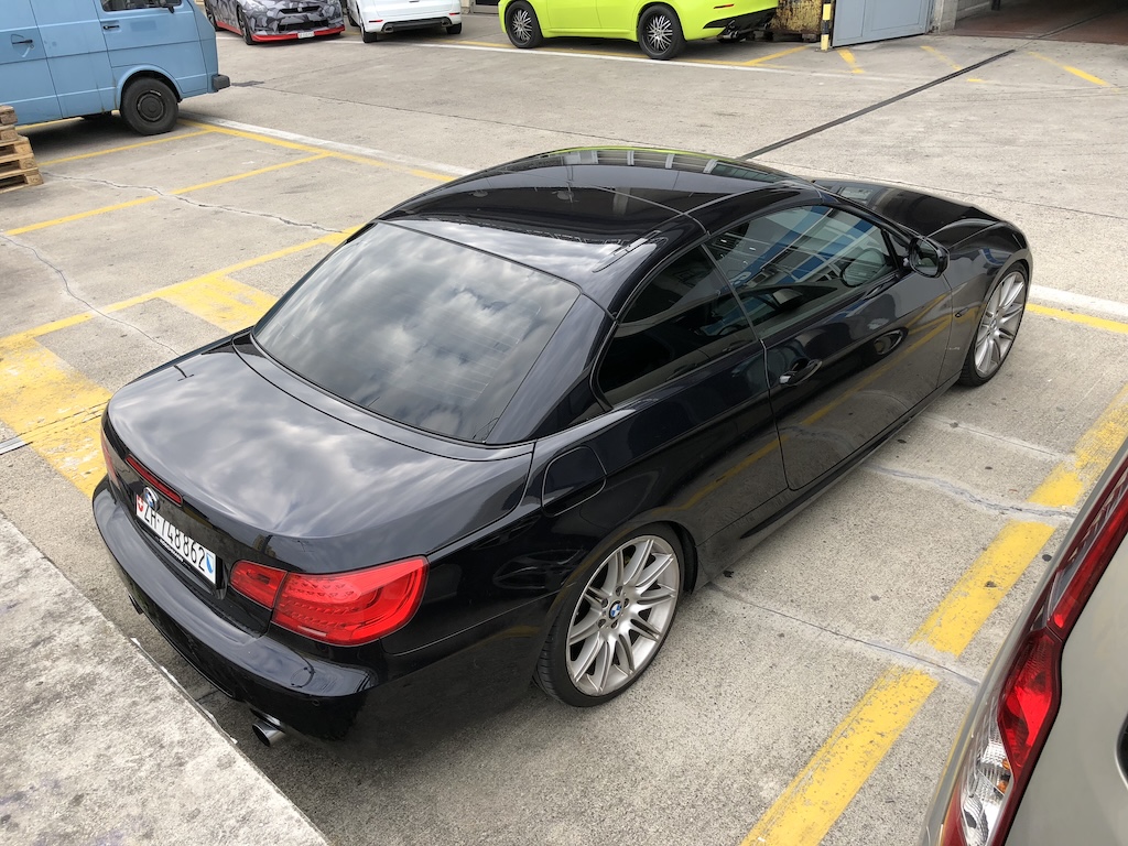 Schwarzes Cabrio mit getönten Scheiben
