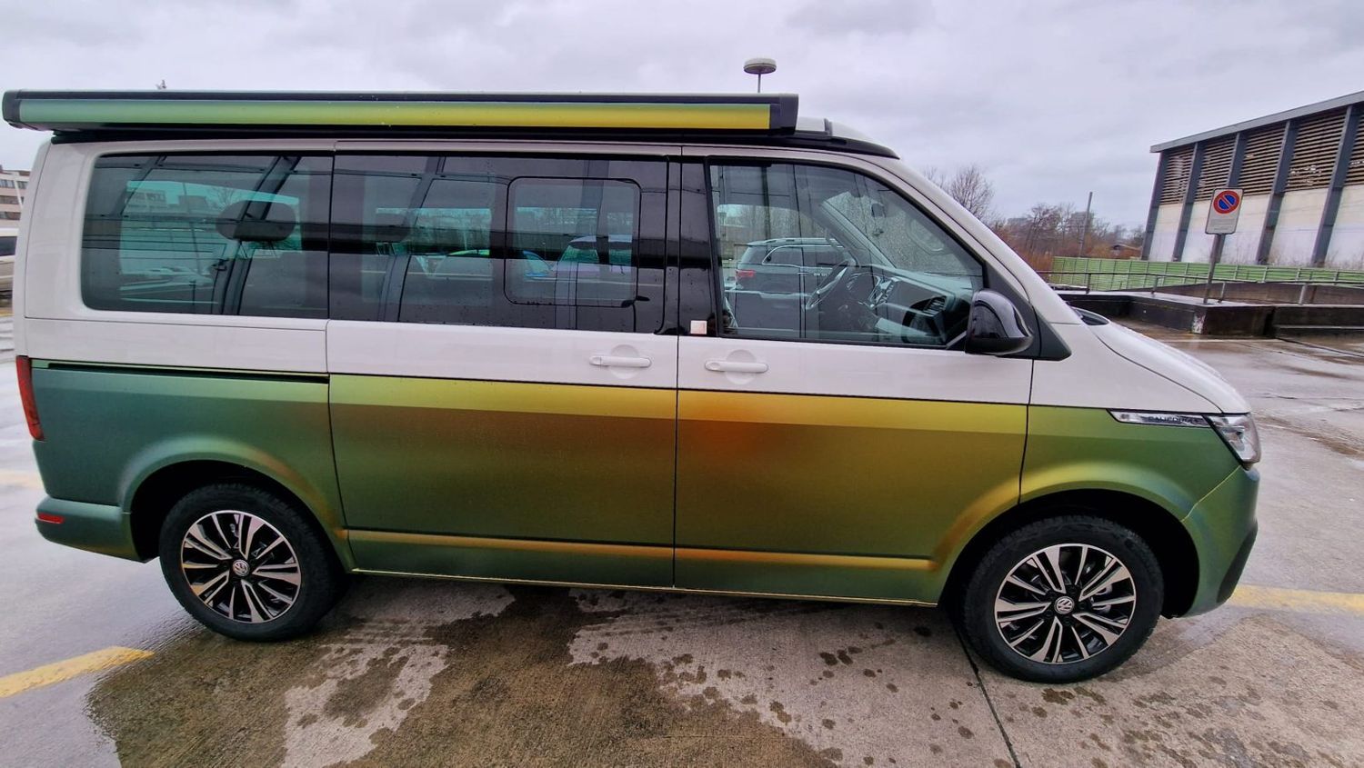 Bus mit Bicolor-Folierung: Dach hell, Flanke in Farbwechsel-Folie